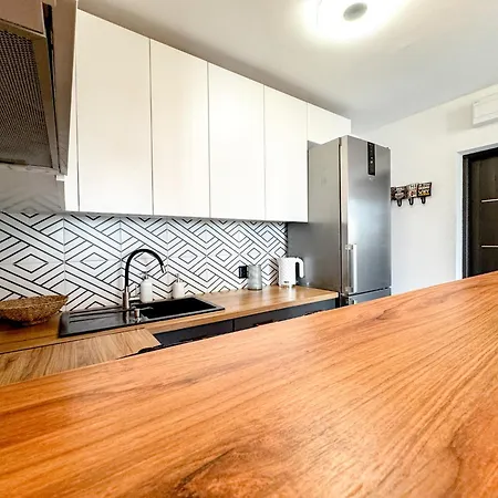 2mins Skytower! Stylish 2bd Kitchen, Balcony! Near Train Wrocław