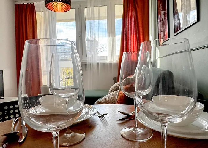 Апартаменты 2mins Skytower! Stylish 2bd Kitchen, Balcony! Near Train Вроцлав