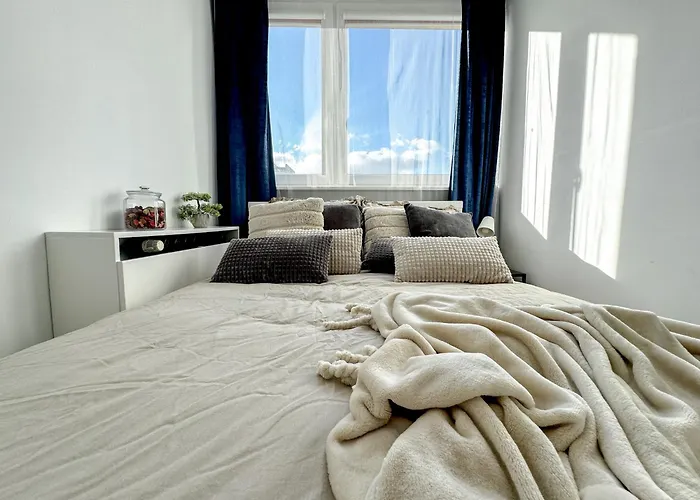 2mins Skytower! Stylish 2bd Kitchen, Balcony! Near Train Апартаменты Вроцлав