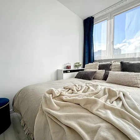 2mins Skytower! Stylish 2bd Kitchen, Balcony! Near Train Apartment *