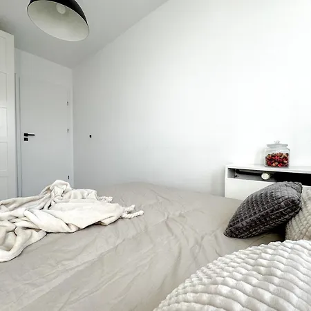 2mins Skytower! Stylish 2bd Kitchen, Balcony! Near Train Wroclaw