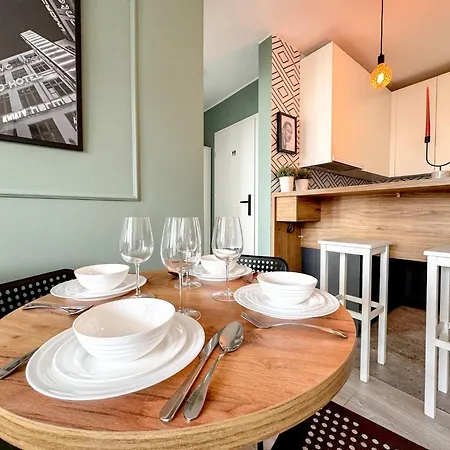 2mins Skytower! Stylish 2bd Kitchen, Balcony! Near Train *