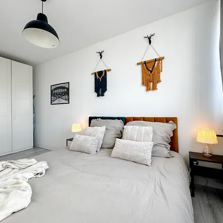 2mins Skytower! Stylish 2bd Kitchen, Balcony! Near Train