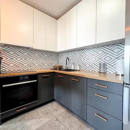 2mins Skytower! Stylish 2bd Kitchen, Balcony! Near Train Apartment Wroclaw
