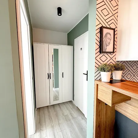 Apartment 2mins Skytower! Stylish 2bd Kitchen, Balcony! Near Train *