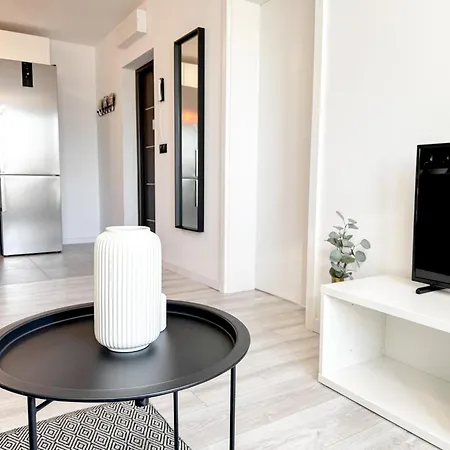 2mins Skytower! Stylish 2bd Kitchen, Balcony! Near Train Apartment Wroclaw