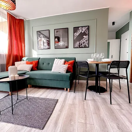 2mins Skytower! Stylish 2bd Kitchen, Balcony! Near Train * Wroclaw