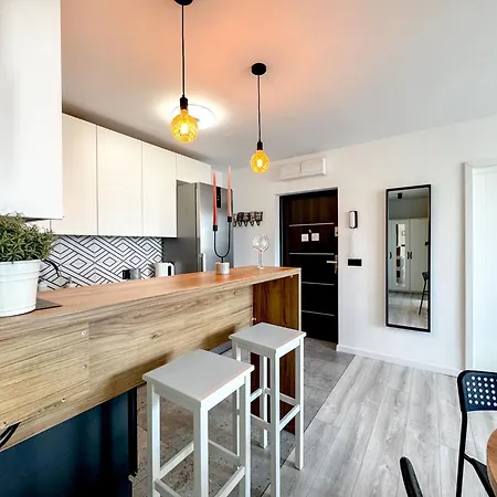 Apartment 2mins Skytower! Stylish 2bd Kitchen, Balcony! Near Train Wroclaw