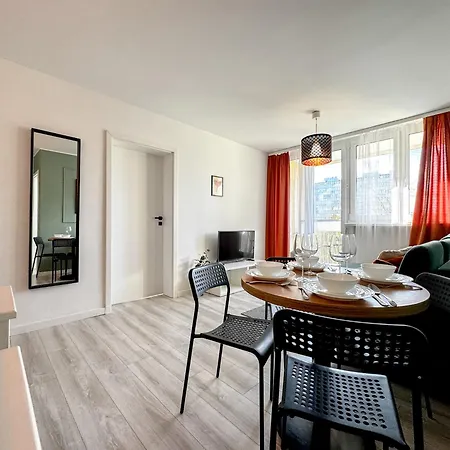 2mins Skytower! Stylish 2bd Kitchen, Balcony! Near Train * Wroclaw