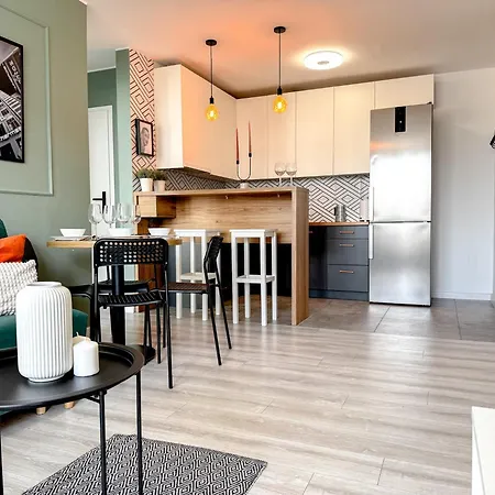 Apartment 2mins Skytower! Stylish 2bd Kitchen, Balcony! Near Train Wroclaw