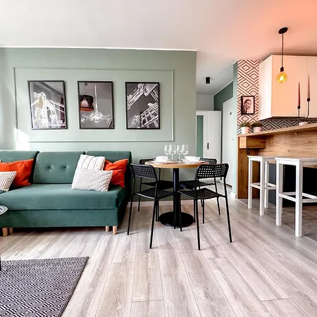 Apartment 2mins Skytower! Stylish 2bd Kitchen, Balcony! Near Train