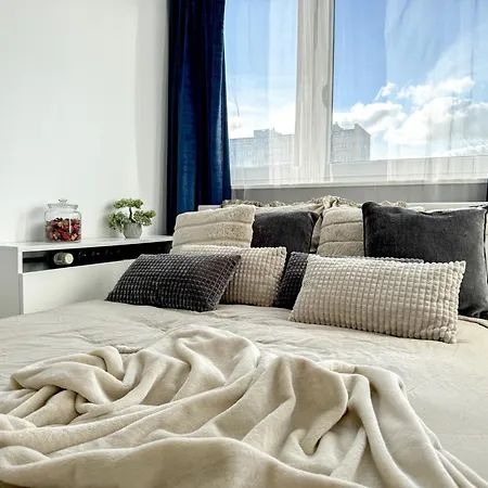 Apartment 2mins Skytower! Stylish 2bd Kitchen, Balcony! Near Train *